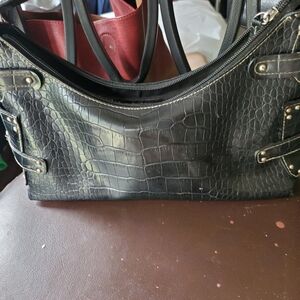 Chic Black Crocodile-Patterned Shoulder Bag
